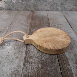 Round wooden cutting board made of natural materials.