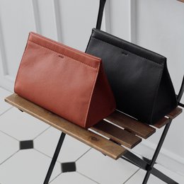 Minimalistische Kulturtasche aus schwarzem Leder mit Magnetverschlusssystem