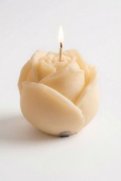  Cream rose-shaped candle, floral design, decorative scented candle, elegant bloom form, cream colored wax candle.