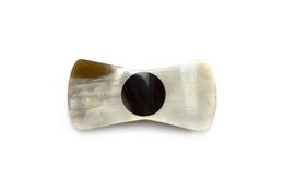 Blond horn knot-shaped hairclip with a black horn bead. Made of natural materials, this unique hair accessory features a knot-shaped design and a contrasting black horn bead for a stylish look.
