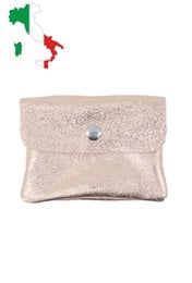 Compact metallic iridescent leather coin purse in a variety of colors including saumon, bronze, or, marron, terracotta, orange, jaune, vert sapin, olive, turquoise, bleu foncé, bleu, bleu clair, violet, bordeaux, fuchsia, rose, rouge, argent, and noir.