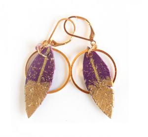 Boucles d'oreilles créoles plumes en cuir violet