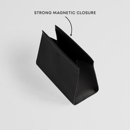 Minimalistische Kulturtasche aus schwarzem Leder mit Magnetverschlusssystem