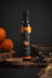  Olive oil flavored with fresh mandarin, featuring a vibrant orange color and a citrusy aroma. Ideal for cooking, dressings, and marinades.