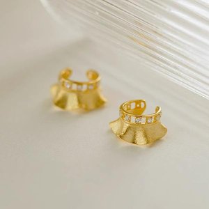 Einzigartiges Rock-Design. Ohrmanschette – einteilig