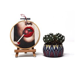 Arte da parete con telaio da ricamo fatto a mano - Bocche rosse - Decorazione da parete in tessuto (10 cm)