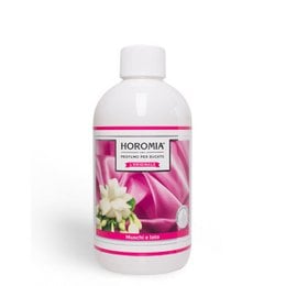 Laundry perfume with floral scent of Pussy e Loto, 500ml bottle.