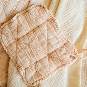 Bobbie crème roze fopspeen deken