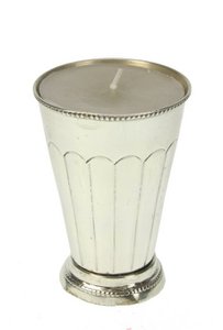Metallbecher mit silberfarbener Kerze