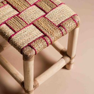 Hawa geflochtener niedriger Hocker – Naturholz mit rotem, geometrisch geflochtenem Stroh | 40x32x32cm
