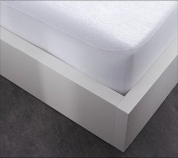  A 100% waterproof cotton mattress protector for a cot, suitable for both summer and winter use. Dimensions: 90x190cm.