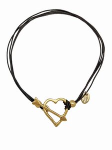 Bruine koord choker met hartje en pijlsluiting in goudzamak