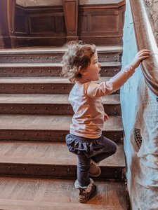 Dunkelgraue Hose mit Rüschen