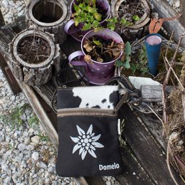 Traditionele tas van Domelo. Dames schoudertas. Dirndl schoudertas gemaakt van canvas en leer. Handtas in traditionele stijl met hartedelweissprint. Crossbodytas voor dames als Oktoberfest-accessoire.