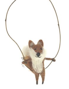 Vos  op schommel vilt 24cm