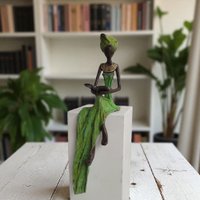 Bronze-Skulptur "woman who reads" by Hamed Nikiema | 28 cm