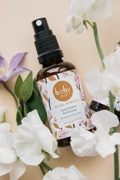 Organic aroma spray with sweet floral scent, suitable for relaxation and sleep. Contains natural essential oils.