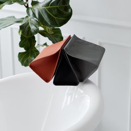 Minimalistische Kulturtasche aus schwarzem Leder mit Magnetverschlusssystem