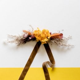 Vibrant hatband with dried yellow and brown flowers, perfect for adding a natural, rustic touch to any outfit.