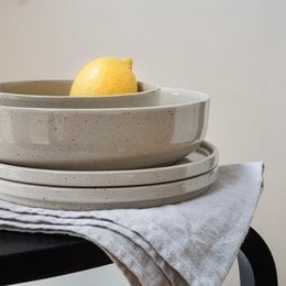 Bowl 22 cm with lid/plate Hollyhock - sand & speckles - 1,000 ml