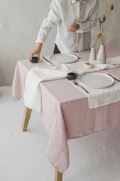 Linen napkins in various sizes and colors, including natural linen, coffee, off-white, white, pale dogwood, frozen cranberry, rust, mustard, forest green, green moss, dark green, dusk blue, glacier gray, lavender, dusty purple, charcoal gray, graphite gray, and black. Sizes range from 30x30 cm to 60x60 cm.