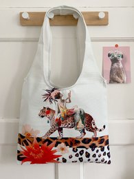  This decorative shopping bag features a bold floral and leopard print design, with a large red flower as the focal point. The bag is made of a durable, lightweight material and has a roomy interior, making it suitable for a variety of uses such as a shopping bag, bento bag, or all-purpose bag.