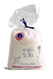 Natural Guérande sea salt sachet in a white packaging with a purple ribbon and a label featuring the brand "Artisans de la Mer".