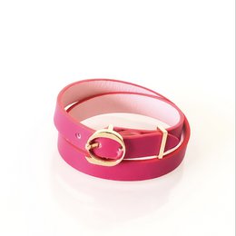  A pink and fuchsia leather bracelet with a circular metal clasp, available in sizes XS, S, M, and L.