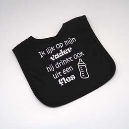A black bib with the text "If u uk op mijn ik drink ook" and a bottle icon, indicating a humorous design for a baby bib.