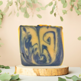 Vegan shower butter with Mayan gold scent, suitable for very dry skin. Contains natural ingredients like shea butter and essential oils.