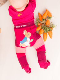 Red baby leggings with Peter Rabbit autumn leaf design, featuring a long-sleeved top and matching socks.