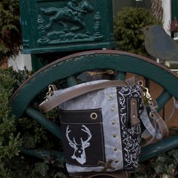 Traditionele tas van Domelo. Dames schoudertas. Dirndl schoudertas gemaakt van canvas en leer. Handtas in traditionele stijl met hertenedelweissprint. Crossbodytas voor dames als Oktoberfest-accessoire.