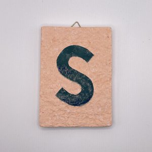 Letter -  blauwe letter op roze tegel