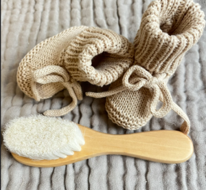 Gestrickte Geburtshausschuhe + Bürste / Mutterschaftsgeschenk