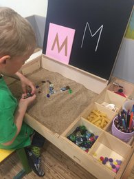 Justerbart børne multisensorisk skrivebord Luula