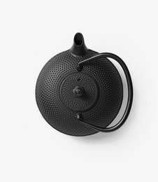 Black cast iron teapot with a textured surface, suitable for brewing tea. Capacity: 0.8 liters.