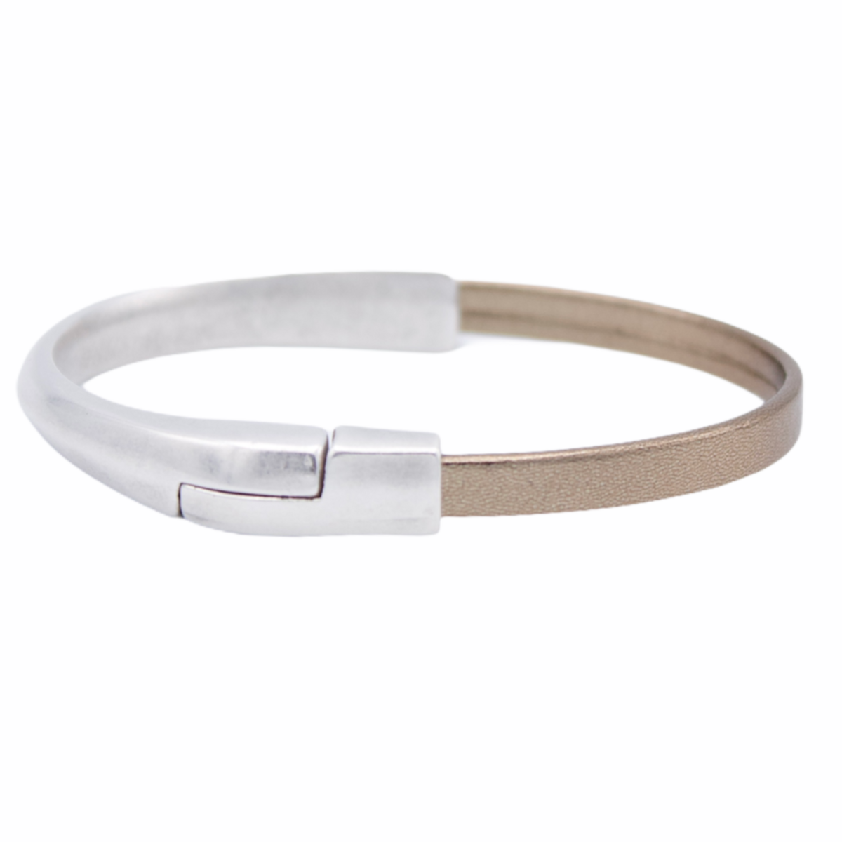 AMACAYACÚ (silver) leather bracelet with magnetic closure