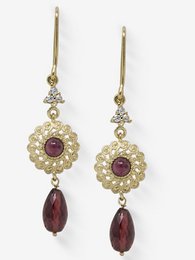 Gold-plated statement earrings with a filigree design and a garnet drop. Elegant and eye-catching accessory.