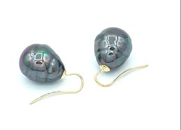 Baroque Pearl earrings in the color Pacífic blue / tahiti