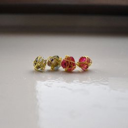  Gold wire stud earrings with white and pink heart-shaped accents, perfect for everyday wear or special occasions.