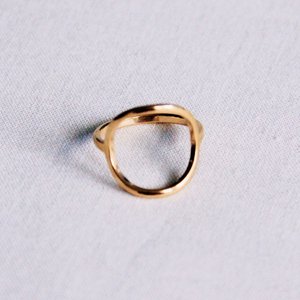 Steel ring with open round - gold - R677