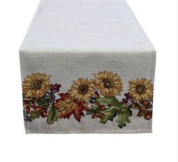  This Christmas-themed table runner features a festive wreath design and nutcracker soldier figures. The runner is made of a woven fabric with a Gobelin-style pattern. The dimensions of the available variants are 40x100cm, 45x140cm, and 45x180cm.