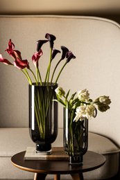 Sober moderne høj glasvase, cylindrisk form på solid bund, mørkegrå, OMAHA18GR