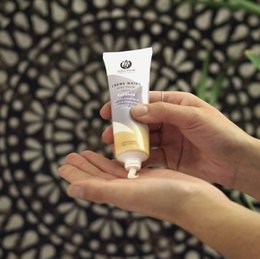 Kräuterglätte-Handcreme – Kamelie, Gurke und Sheabutter