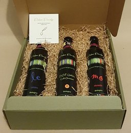 This gift box contains 3 bottles of organic extra virgin olive oil in 250 ml and 500 ml sizes. The oils have a rich, flavorful taste and are packaged in a stylish green box with a ribbon.