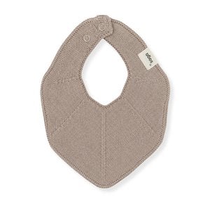 Gestricktes Lätzchen – Fjola – Tiny Pebble