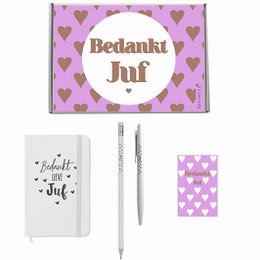 A gift package for a teacher, including a notebook, pen, and thank you card, all featuring the text "Bedankt lieve juf" which means "Thank you dear teacher" in Dutch.

The product appears to be a gift set for a teacher, consisting of a notebook, pen, and thank you card. The items feature the text "Bedankt lieve juf" which translates to "Thank you dear teacher" in Dutch. The design includes a circular logo with the text and small heart icons. The color scheme is primarily pink and white, creating a feminine and thoughtful aesthetic.