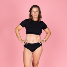 Black seamless menstrual underwear with superabsorption, available in sizes XS to XXL.

The product is a pair of black seamless menstrual underwear from the brand Moi et Marie. It is designed for superabsorption and is available in sizes ranging from XS to XXL, catering to a variety of body types.
