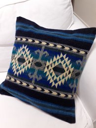  Alpaca native pillow in Cotopaxi Blue color, 50x50 cm cushion cover with geometric patterns in shades of blue and white.
