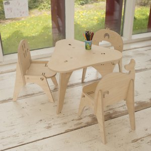 1 tafel en 3 kinderstoelen